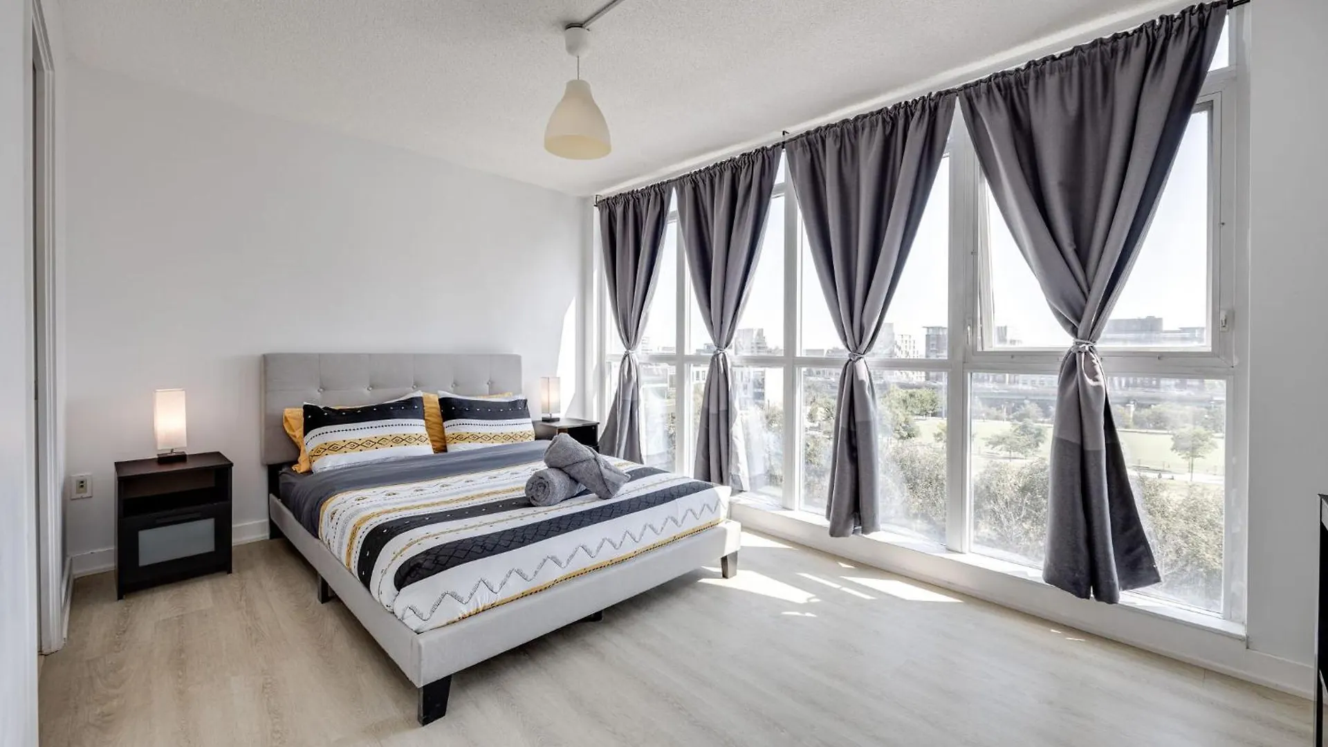 3Bdrm Lake View Condo In Toronto Canada