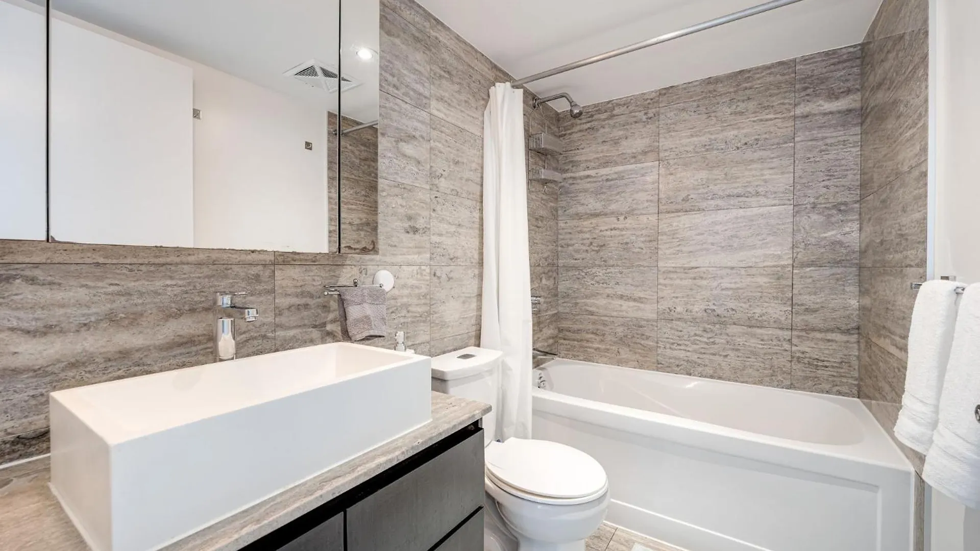 3Bdrm Lake View Condo In Toronto Apartment