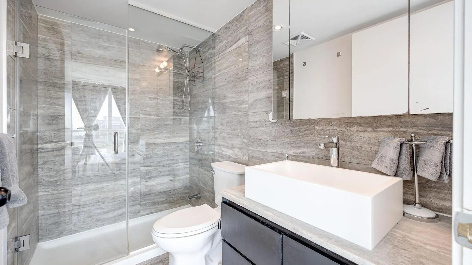 3Bdrm Lake View Condo In Toronto