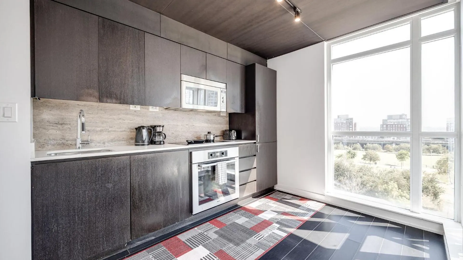 3Bdrm Lake View Condo In Toronto Apartment