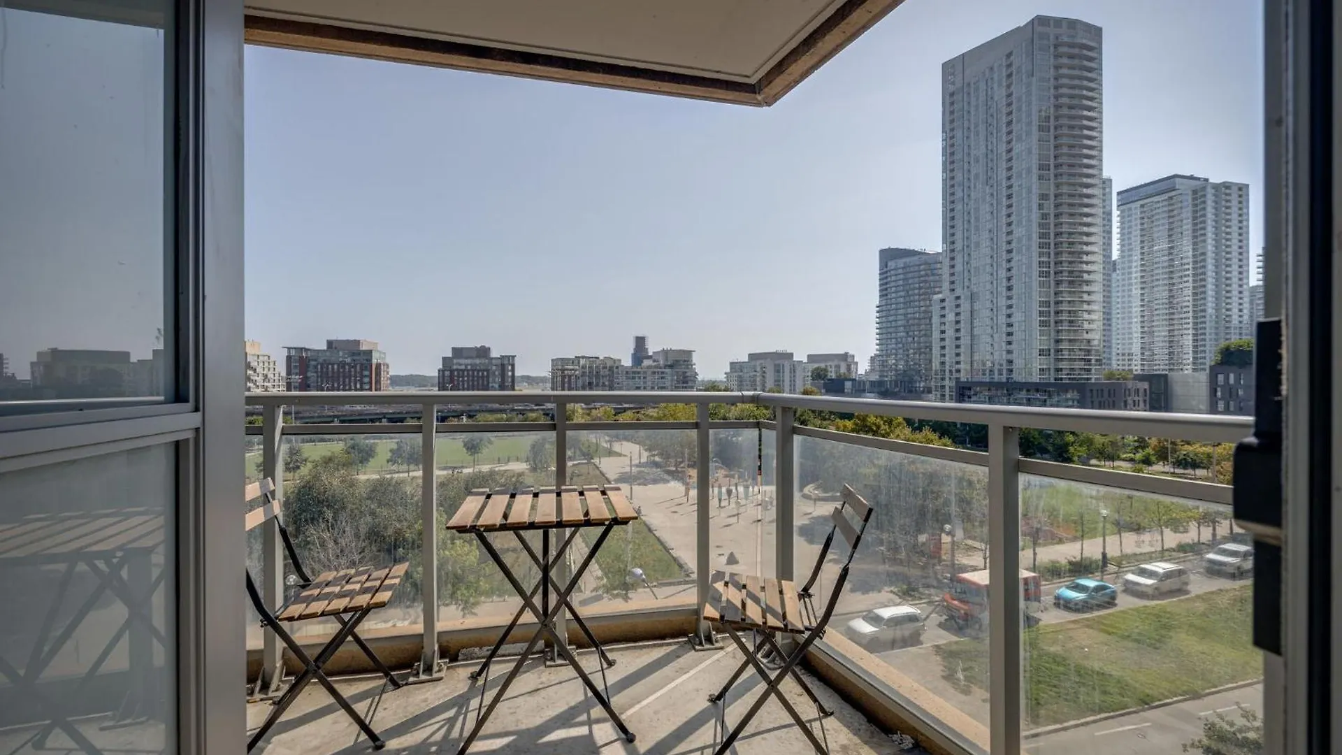 3Bdrm Lake View Condo In Toronto