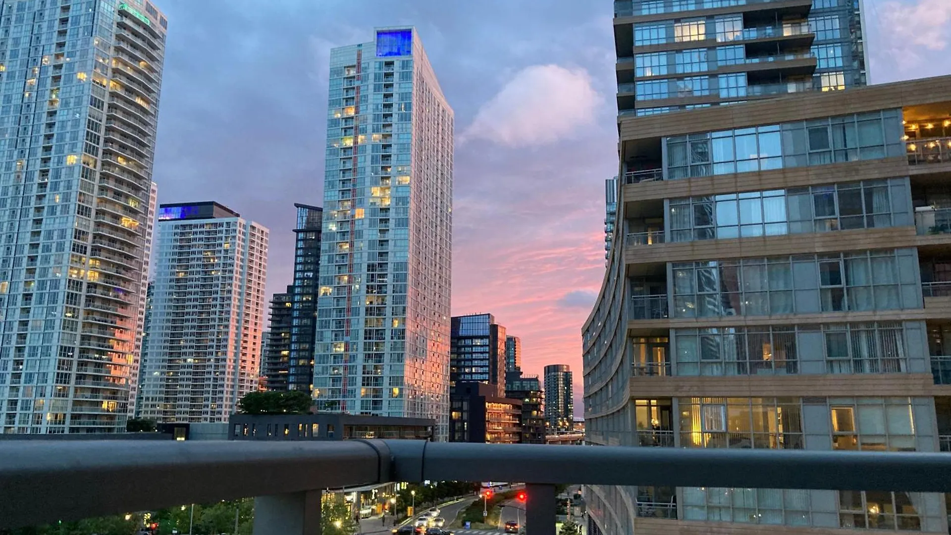 Apartment 3Bdrm Lake View Condo In Toronto